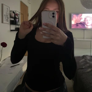 svart långärmad med utsvängda armar  -  Säljer min svarta långärmade tröja med utsvängda armar! Den är otroligt bekväm och är i storlek XS, Jag säljer den för att jag har växt ur den!💗