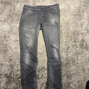 Dondup jeans - Säljer ett par grå jeans från dondup, modell george. 