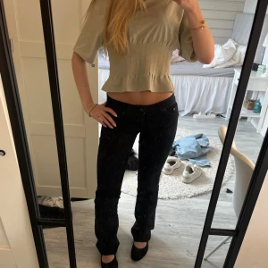 lågmidjade jeans - lågmidjade jeans som är ”raka” i benen, som nya i skicket.