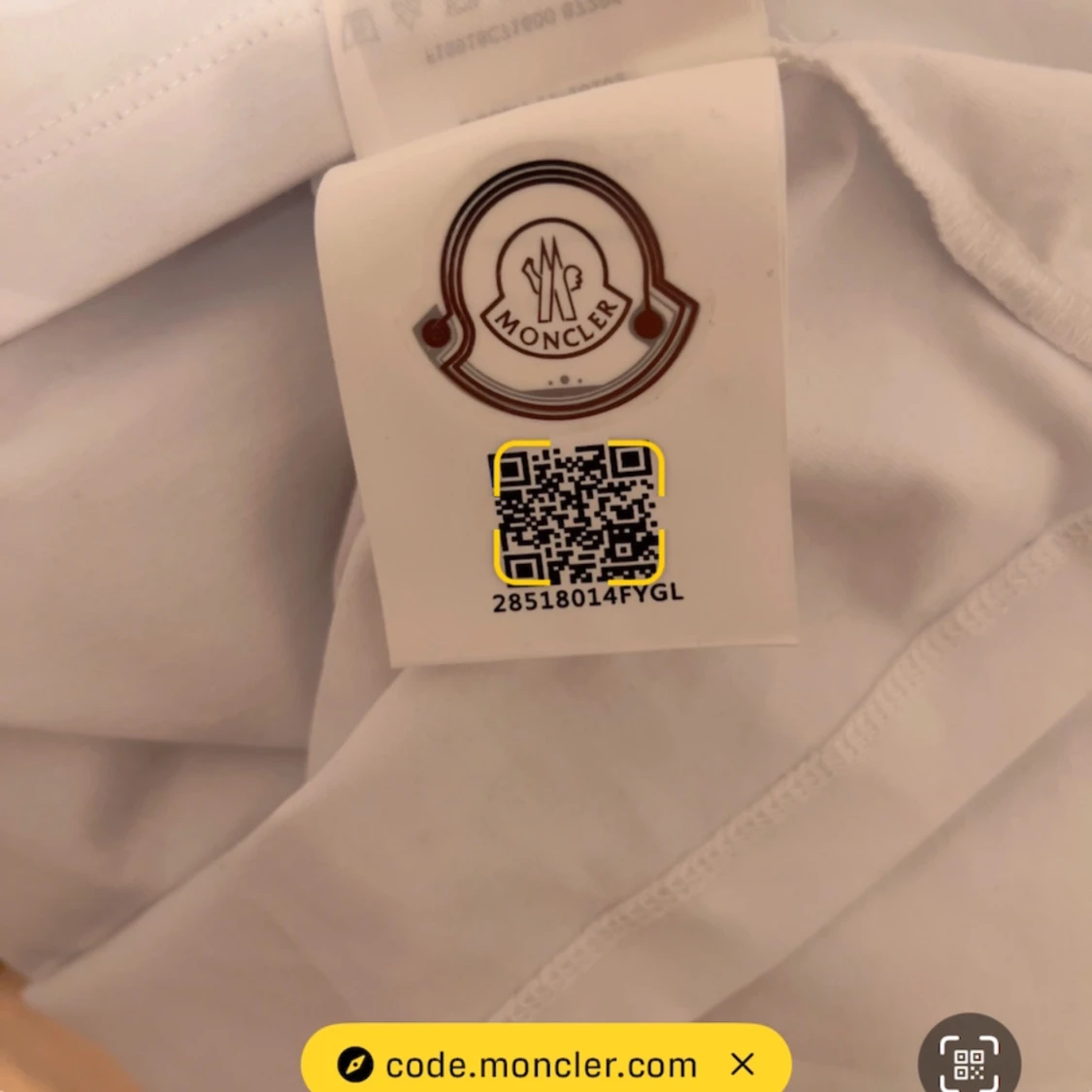 Vit Moncler t-shirt med röd/blå kant - 3