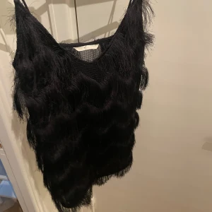 Topp med fransar - Så snygg topp med fransar och smala axelband. Perfekt festtopp. I mycket bra skick! 