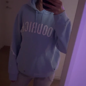 Ljusblå hoodrich  - Skön hoodie från hoodrich den passar både XS/S. Har knappt använt den 💗