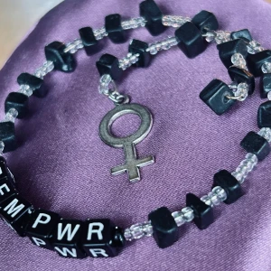 Handgjort Loop/statement-armband! - Handgjort Loop/statement-armband på ståltråd med "FEM PWR" och berlock med symbolen för kvinnlighet. Längd armband: 25 cm. Höjd berlock: 2 cm.