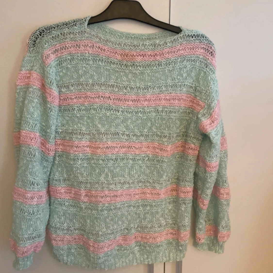 Pastellrandig stickad tröja - 1