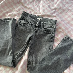 Low wais jeans  - Low waist gråa jeans från Gina tricot. Str 158. 