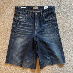 Custom made baggy shorts  - Tja! Säljer dessa riktigt snygga egengjorda custom made vintage Jorts från märket ”Vintage Jack&Jones”  Mått: Midja: 41cm Längd: 59cm Benbredd: 32cm Tveka inte o skriva frågor eller prisförslag om du är intresserad. ✌️