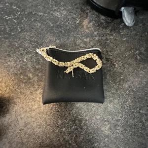 Två kejsar armband  -   👑 Kejsararmband – Silver & Guld 👑 Upptäck elegans med våra kejsararmband:  *   Silver (925): Stilrent och tidlöst. Perfekt för vardagslyx. *   Guld (18k): Exklusivitet i varje detalj. För speciella tillfällen.  ✨ Material av högsta kvalitet. 🎁 Perfekt som gåva eller för att unna dig själv.  Besök oss nu och hitta din favorit!  #kejsararmband #silver #guld #smycken #lyx #stil