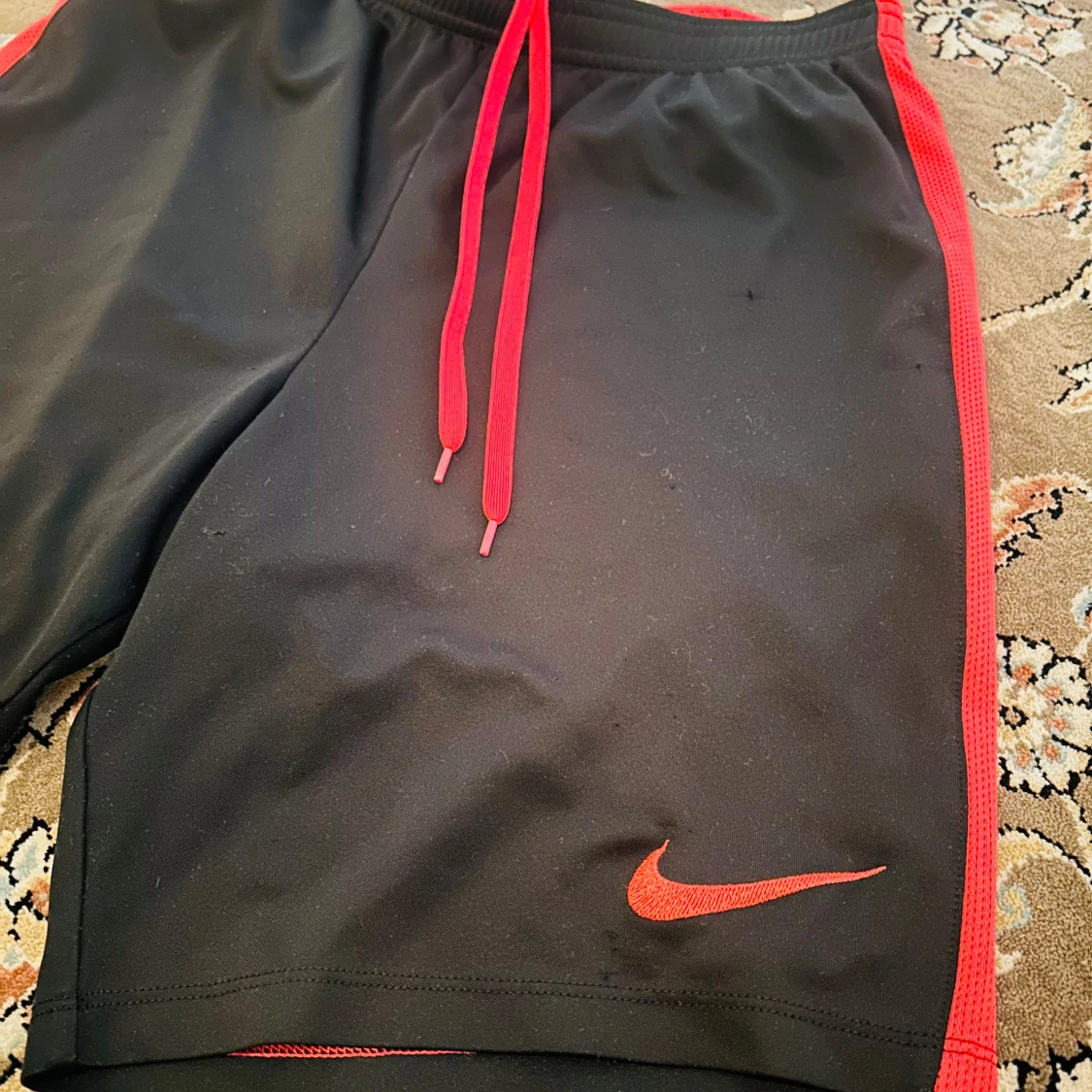 Nike Dri-Fit svarta shorts med röd detalj
