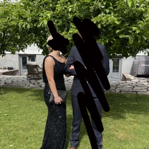 Balklänning  - Säljer denna jättefina balklänning, väldigt bra kvalitet. Jättefin öppen rygg och hög slits ❤️🥰.                                 Köpt hos en balklänningsbutik, originalpris 8000kr. varit hos skräddare också och kollat igenom alla paljetter och sömmar, har kvar kvitto och allt så kan skicka bild vid efterfrågan. Storlek 32-36
