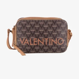 Brun axelremsväska från Valentino - Snygg axelremsväska från Valentino i brunt med logomönster och stora bokstäver framtill. Väskan har justerbar rem, två dragkedjefack och detaljer i ljusbrunt skinnliknande material. Perfekt storlek för det viktigaste och ger en lyxig vibe till din outfit.kostar 1195,00kr