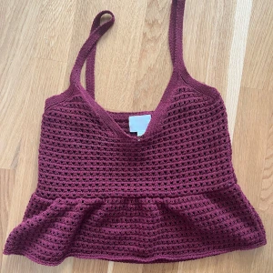 Virkad vinröd topp - Säljer denna oanvända ”virkade” topp i jättefin färg