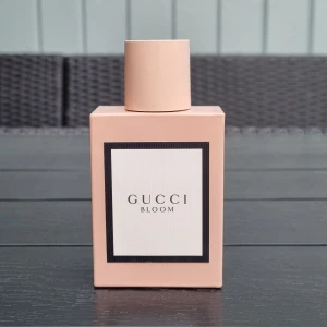 Gucci - Bloom EdP 50ml  - Gucci Bloom EdP 50ml, nästintill ny ✨️ Endast testad 1–2 gånger, originalkartong medföljer.  Elegant och blommig doft med jasmin, tuberos och rangoon creeper Nypris 1490 kr  