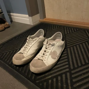 Vita sneakers från The Gallerist med grå detaljer - Använda men fräscha och väl omhändertagna The gallerist skor.  Säljer pga av förstora