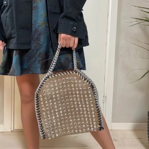 Nithandväska - Supersöt bronzefärgad handväska med silvriga detaljer 💕💓💘 bra skick men en nit är borta köptes secondhand för 800 men använder inte vet ej märke en Skriv för frågor eller för fler bilder ❤️‍🔥