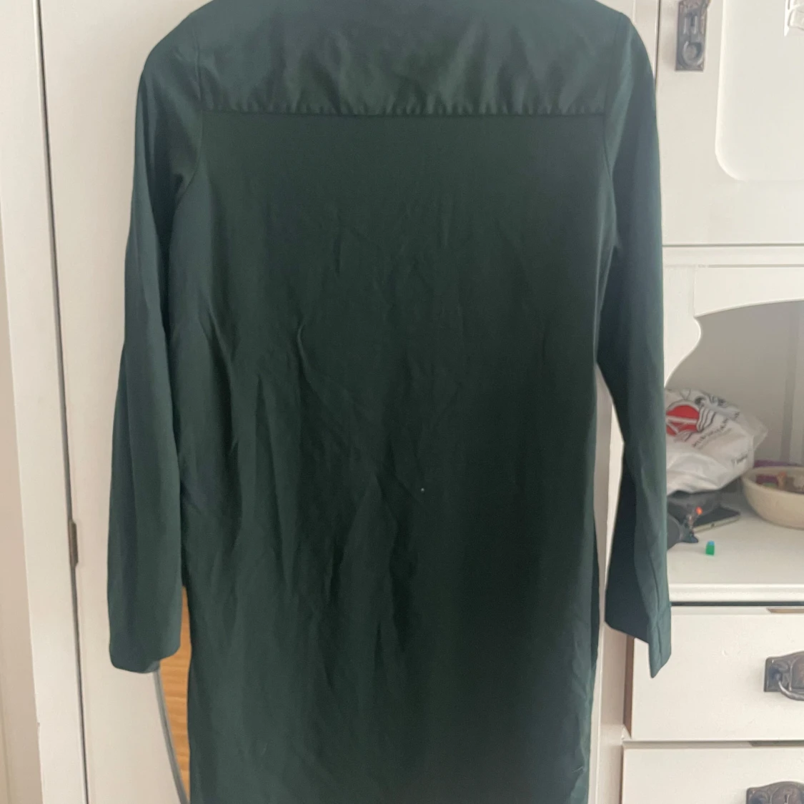 Mörkgrön klänning med knyt i halsen - 1