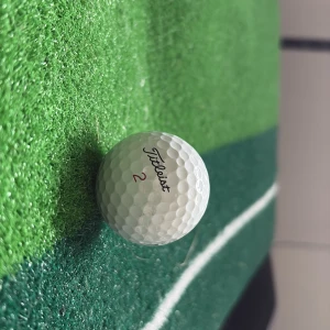 Säljer 100 st PROV1 och chrome soft  - Bilderna visar flera golfbollar av märket Titleist och Callaway, inklusive en Pro V1x och en rosa boll. Det finns ingen bok synlig på bilderna, endast sportutrustning för golf.