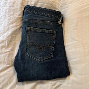 Replay Jeans - Sjukt snygga replay jeans i mycket bra skick endast använda några gånger. Säljs för att jag behöver lite pengar inför sommarlovet. Skriv om du har några funderingar!!⭐️⭐️ Storlek W34 L34