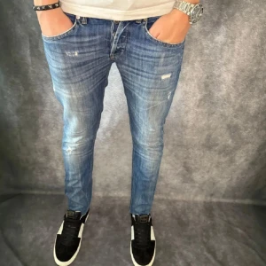 Dondup jeans  - Säljer ett par snygga blå dondup jeans i bra skick. De har coola slitningar som sitter perfekt. Perfekta för både vardag och fest! 🕺