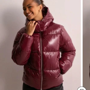 Vinröd pufferjacka nelly - Jättefin puffer jacka ifrån Nelly. Använd enstaka gånger, väldigt fint skick. Köpt för 799kr 