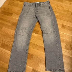 Grå raka jeans 28/30 från Jack & Jones  - Säljer ett par hela och fina jeans från Jack & Jones. De är sparsamt använda och i mycket gott skick – inga fläckar, hål eller andra skador. Klassisk passform och perfekt för dig som söker ett par bekväma vardagsjeans i storlek 28/30.  🌿 Rökfritt hem 📍 Kan mötas upp eller skickas  Hör av dig vid frågor!