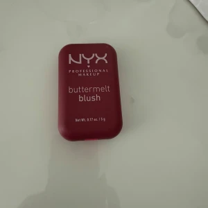 NYX Buttermelt Blush i rosa nyans - NYX Buttermelt Blush i en snygg rosa nyans. Aldrig använd.🩷