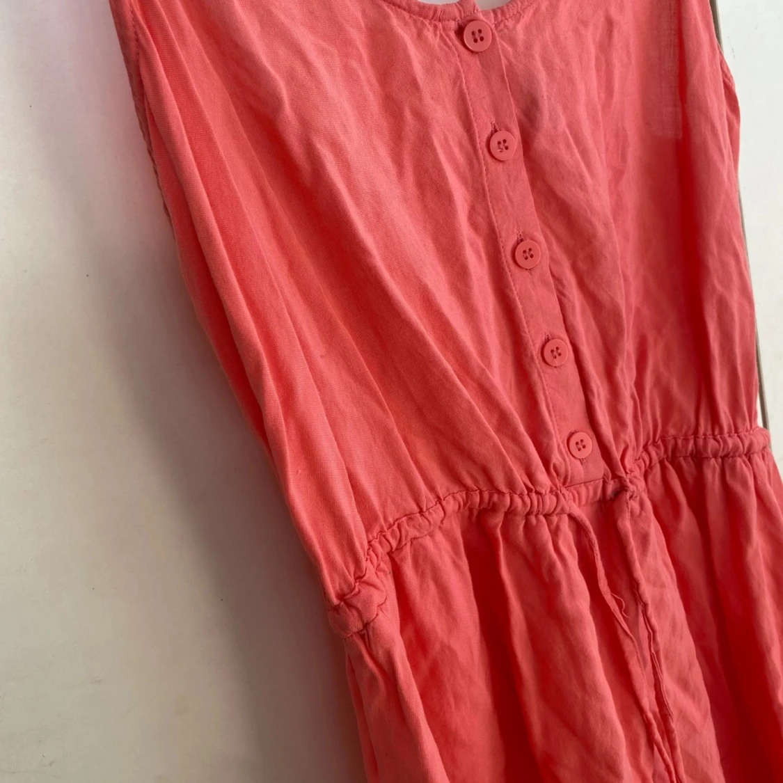 Korallrosa sommarklänning med knappar - 1