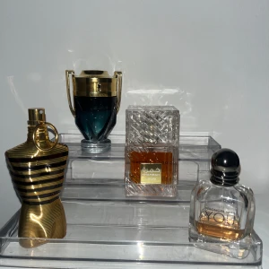 Säljer 4 st herr parfymer köpes i styck - Säljer fyra snygga herrparfymer: Jean Paul Gaultier Le Male Le Parfum i guldig kroppslik flaska, Paco Rabanne Invictus i blått och guld troféformat glas, Lattafa Khamrah i kristallmönstrad fyrkantig flaska och Emporio Armani Stronger With You i rundad glasflaska med svart lock. Kontakta mig vid intresse(köpes i styck)