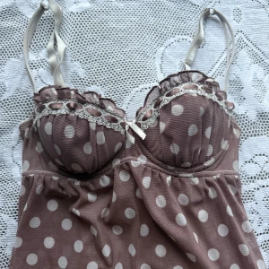 Super söt babydoll topp - Det är egentligen en lingerie top så materialet är lite genomskinligt, den har prickar och SUPER söta spets detaljer❤️❤️ Nederdelen har också jätte fina volanger, den har inga defekter som jag sett. Har tyvärr inte kommit till användning eftersom att den är lite för stor, jätte bra skick!! (Passar A-B cups bäst)