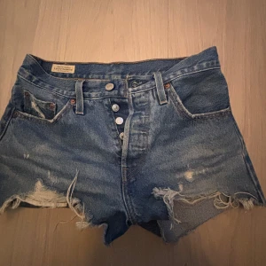 Levi's 501 blå jeansshorts W25 - Snygga blå jeansshorts från Levi's 501 med hög midja. Går att vika ner om man vill ha Lågmidjade. Perfekta för sommardagar.