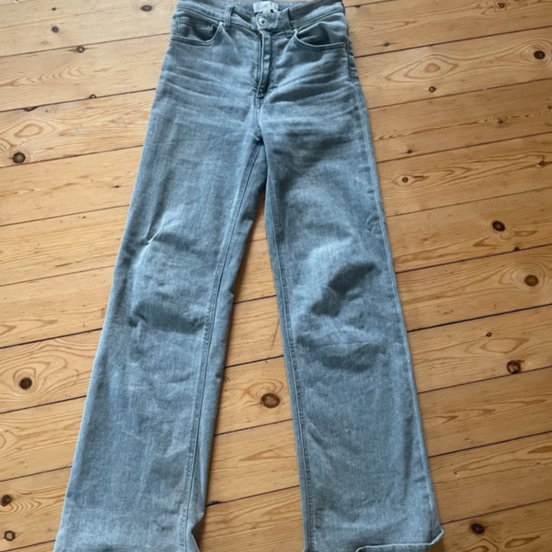 Gråa wide jeans från H&M