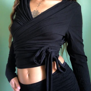 yoga wrap top  - Så elegant omlottopp med knytning, mjukt och stretchigt material🖤 nyskick!