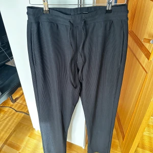 Sköna kostymbyxor  - Säljer av ett par kostymliknande byxor. Dom är sköna med ett mjukt material. Använder dom inte längre och dom är i bra skick. Använda typ 2 ggr. 