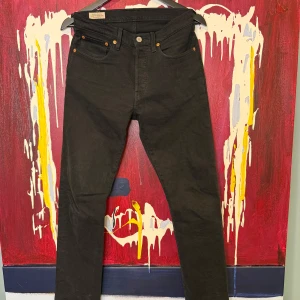 Levis 501 - Super snygga jeans från Levis i modell 501. Storlek W26 L30.  Passar runt längd 170cm. Använda men fint skick. 