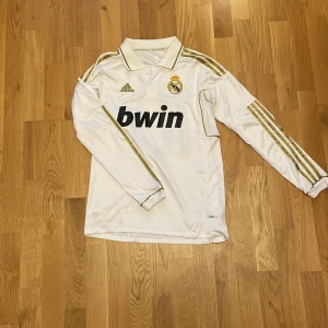 Real Madrid tröja zidane - Vit långärmad retro Real Madrid-tröja från Adidas med zidane på ryggen. Tröjan är storlek S i herr. 