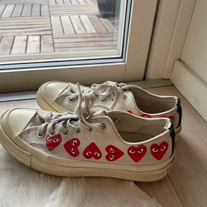 Converse x Comme des Garçons Play sneakers - Snygga Converse x Comme des Garçons Play! Har använt rätt mycket därav lite billigare 