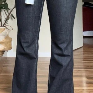 Mörkblå bootcut jeans  - Snygga mörkblå jeans med bootcut passform och vita sömmar. Storlek 36 men skulle säga att de sitter som en 34. Aldrig använda, har lappen kvar!