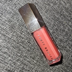 Fenty Beauty limited edition dragon mami - Säljer ett läppglans från Fenty Beauty i limited edition färgen dragon mami. Testad några gånger men passar inte mig..