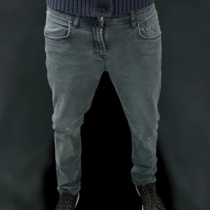 Jacob Cohëns - Säljer dessa riktigt feta grå jeans från Jacob Cohën i mycket bra skick, storlek 31/34. Priset är ej hugget i sten, vid minsta fråga eller fundering tveka inte på att höra av dig🤝