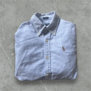 Randig ljusblå skjorta från Ralph Lauren - Snygg randig ljusblå skjorta från Ralph Lauren / skick 9/10 / storlek S (passar xs) / nypris ca 1600kr / kontakta via intresse eller annat och pris kan diskuteras!😊🙏