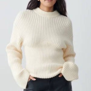 Vit ribbad stickad tröja  - Säljer en stilren vit stickad tröja. Tröjan har ett ribbat mönster, rund halsringning och långa ärmar. Perfekt för lager-på-lager och enkel att matcha med olika outfits. 