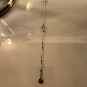 Silverfärgat armband med kvinnosymbol - Snyggt armband i silverfärg med tunn kedja och en detalj i form av kvinnosymbolen. Armbandet är från Edblad. Perfekt accessoar för att lyfta din outfit.🩷
