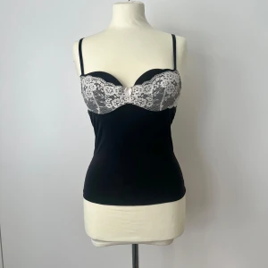 Linne med spets - Svart spetslinne med kupor. Liknar Intimissimi toppar. Passar XS/S