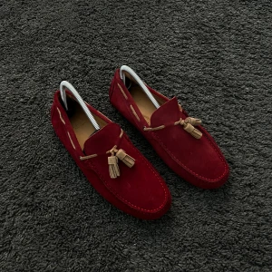 Mockasiner  - Röda mockasiner i extremt bra skick. Storlek 41 