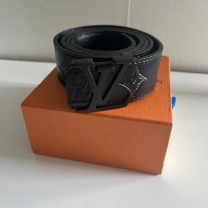 Svart bälte - Svart bälte 115 cm långt med originalbox och kvitto!