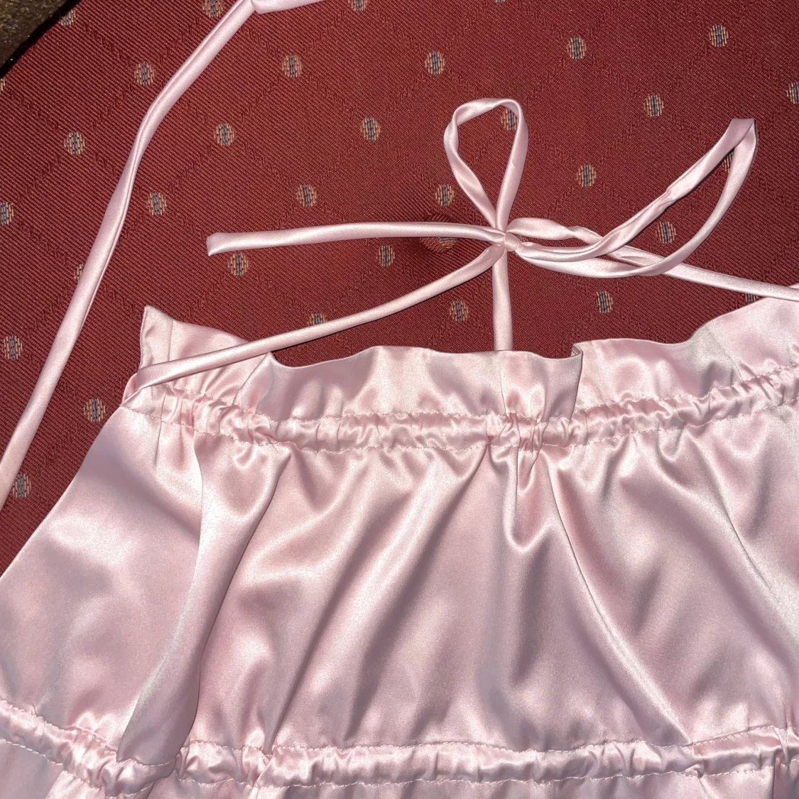 Ljusrosa satin halterneck linnetopp - 2