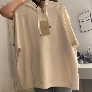 Beige hoodie från Soyaconcept S - Oversized beige hoodie från Soyaconcept med korta ärmar, stor känguruficka och snörning i huvan. Den är i storlek S men passar M och L. Pris kan eventuellt diskuteras 