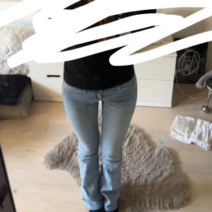 Bootcut jeans från Levi's - Säljer ett par ljusblåa bootcut jeans från Levi's med mycket låg midja! Jättesköna och lätta, i storlek 25 och passar mig perfekt som är 170 💕 