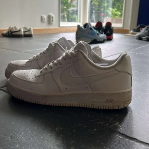 Air Force 1 vita - Clean air force 1 i strlk 45. Perfekta för sommaren. Skriv gärna om frågor, pris ej spikat.