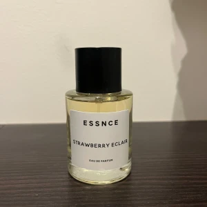 ESSNCE Strawberry Eclair & Fizzy Mango - Två fräscha parfymer från ESSNCE: Strawberry Eclair med söt jordgubbsdoft och Fizzy Mango med tropisk mangoton. Endast sprayade en gång 300 STYCK 