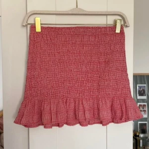 Zara kjol  - Supersöt kort röd kjol från Zara 😍 aldrig använd så nyskick. Pris kan diskuteras vid snabb affär❤️ om ni har fler frågor är det bara att skriva 
